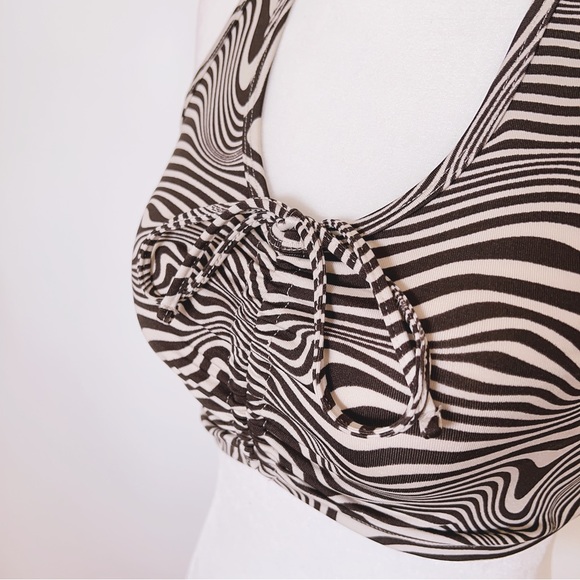 H&M Zebra stripes tank top. Elastic stripes. 99%new condition. - Picture 4 of 8